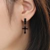 Fülbevaló CROSS fekete – stílusos kiegészítő minden alkalomra