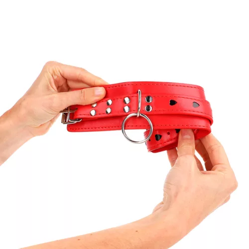 KINK – állítható piros csuklókötöző fekete szívvel